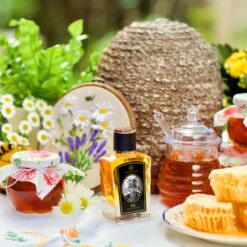 Bee 6 Bee -Comme Des Garcons Store ZoolistPerfumes Scene Bee